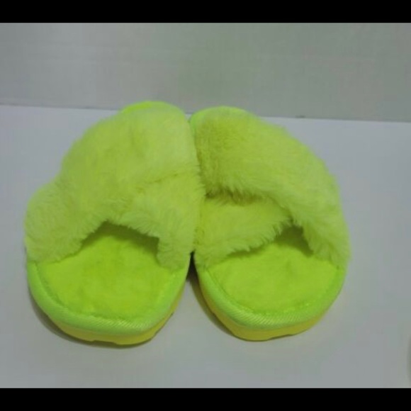 ❤️”Final Sale”Nwt gorgeous Neon Green furry slides by DKNY size 10 - Picture 2 of 3